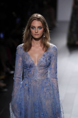 Tadashi Shoji defile 