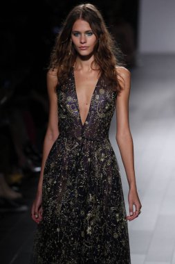 Tadashi Shoji defile 