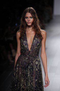 Tadashi Shoji defile 