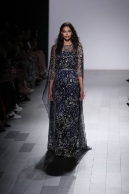 Tadashi Shoji defile 
