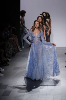 Tadashi Shoji defile