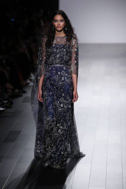 Tadashi Shoji defile 