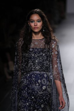 Tadashi Shoji defile 