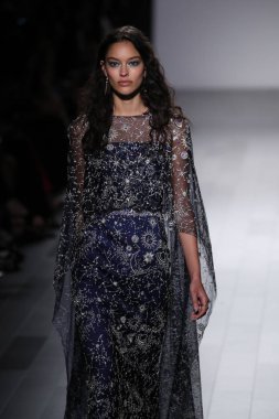 Tadashi Shoji defile 