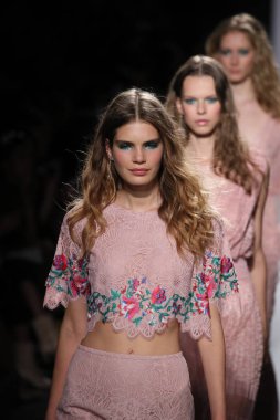 Tadashi Shoji defile