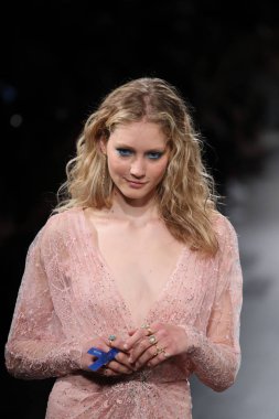 Tadashi Shoji defile