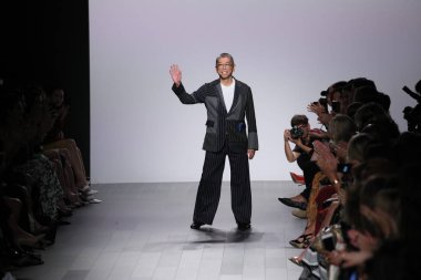 New York, Ny - Eylül 07: pist Tadashi Shoji moda için New York'ta New York Moda Haftası 7 Eylül 2017 üzerinde sırasında göstermek Tasarımcısı Tadashi Shoji yürür. 