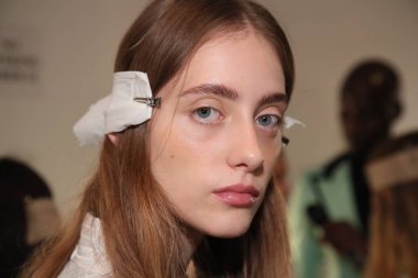 New York, Ny - Eylül 07: Bir model poz daha önce New York'ta öğle tarafından Nur moda gösterisi sırasında New York Moda Haftası 7 Eylül 2017 üzerinde sahne arkası. 