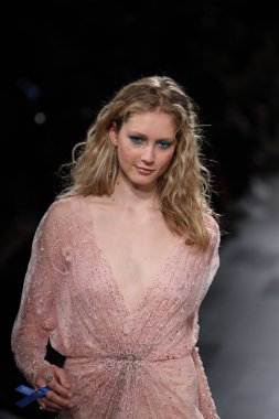 Tadashi Shoji defile