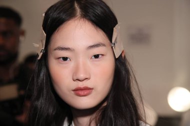 New York, Ny - Eylül 07: Bir model poz daha önce New York'ta öğle tarafından Nur moda gösterisi sırasında New York Moda Haftası 7 Eylül 2017 üzerinde sahne arkası. 