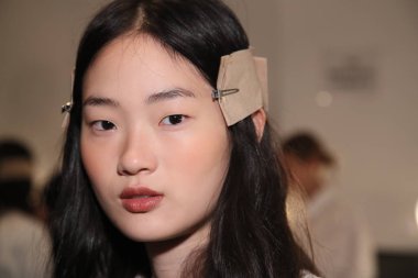 New York, Ny - Eylül 07: Bir model poz daha önce New York'ta öğle tarafından Nur moda gösterisi sırasında New York Moda Haftası 7 Eylül 2017 üzerinde sahne arkası. 