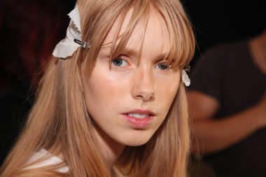 New York, Ny - Eylül 07: Bir model poz daha önce New York'ta öğle tarafından Nur moda gösterisi sırasında New York Moda Haftası 7 Eylül 2017 üzerinde sahne arkası. 