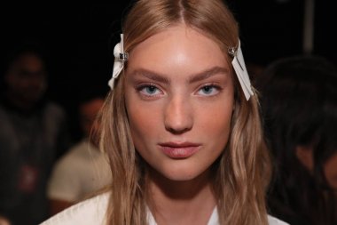 New York, Ny - Eylül 07: Bir model poz daha önce New York'ta öğle tarafından Nur moda gösterisi sırasında New York Moda Haftası 7 Eylül 2017 üzerinde sahne arkası. 