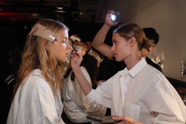 New York, Ny - Eylül 07: bir model öğle tarafından Nur moda göstermeden önce 7 Eylül 2017 tarihinde New York Moda Haftası sırasında New York'ta sahne arkasında hazırlanıyor. 