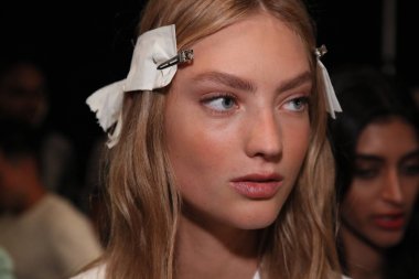 New York, Ny - Eylül 07: Bir model poz daha önce New York'ta öğle tarafından Nur moda gösterisi sırasında New York Moda Haftası 7 Eylül 2017 üzerinde sahne arkası. 