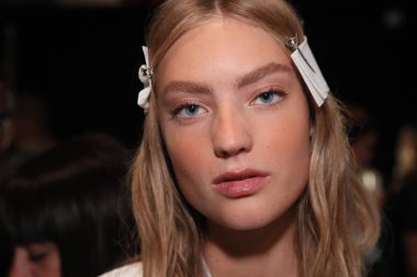 New York, Ny - Eylül 07: Bir model poz daha önce New York'ta öğle tarafından Nur moda gösterisi sırasında New York Moda Haftası 7 Eylül 2017 üzerinde sahne arkası. 