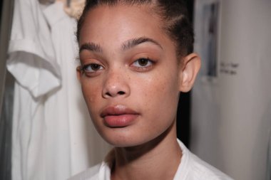 New York, Ny - Eylül 07: Bir model poz daha önce New York'ta öğle tarafından Nur moda gösterisi sırasında New York Moda Haftası 7 Eylül 2017 üzerinde sahne arkası. 