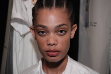 New York, Ny - Eylül 07: Bir model poz daha önce New York'ta öğle tarafından Nur moda gösterisi sırasında New York Moda Haftası 7 Eylül 2017 üzerinde sahne arkası. 