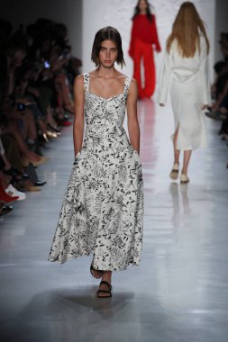  Öğlene kadar Noor defile 