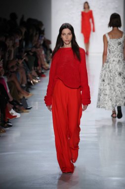  Öğlene kadar Noor defile 