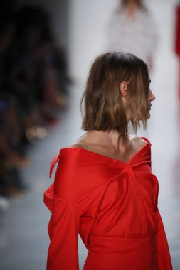  Öğlene kadar Noor defile 