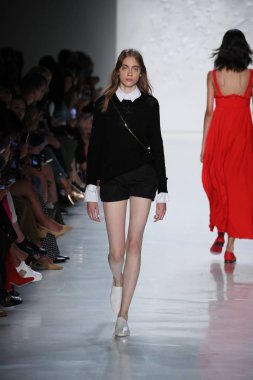  Öğlene kadar Noor defile 