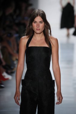  Öğlene kadar Noor defile 