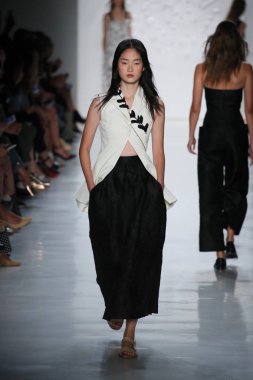  Öğlene kadar Noor defile 