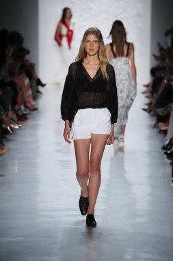  Öğlene kadar Noor defile 