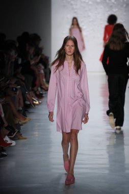  Öğlene kadar Noor defile 