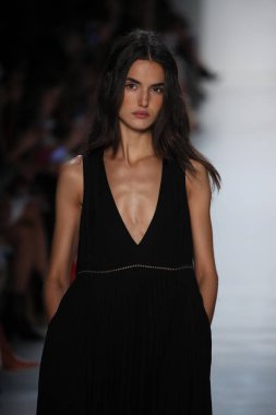 Öğlene kadar Noor defile 
