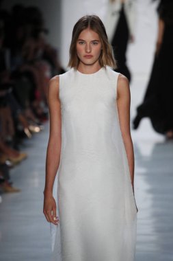  Öğlene kadar Noor defile 