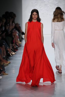  Öğlene kadar Noor defile 