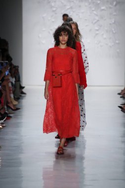 Öğlene kadar Noor defile