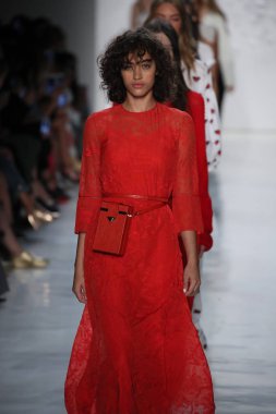 Öğlene kadar Noor defile