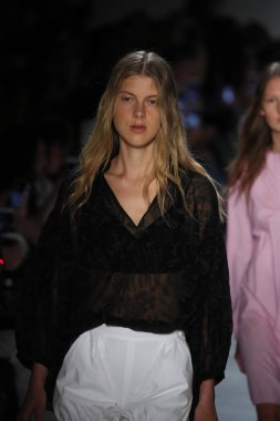 Öğlene kadar Noor defile