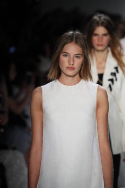 Öğlene kadar Noor defile