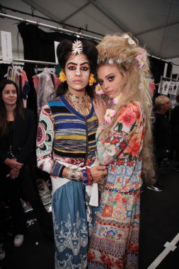 New York, Ny - Eylül 07: New York City Desigual moda gösterisi sırasında New York Moda Haftası 7 Eylül 2017 üzerinde önce sahne arkasında poz modelleri.