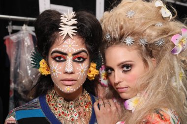 New York, Ny - Eylül 07: New York City Desigual moda gösterisi sırasında New York Moda Haftası 7 Eylül 2017 üzerinde önce sahne arkasında poz modelleri.