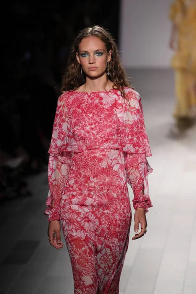 Tadashi Shoji modevisning — Stockfoto