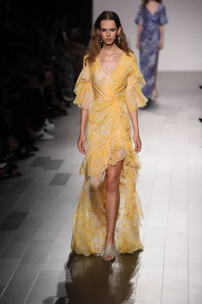 Tadashi Shoji fashion show — Stock Photo, Image