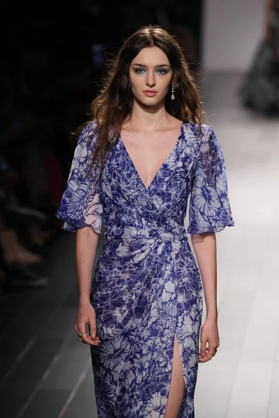 Tadashi Shoji defile