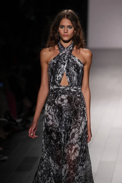 Tadashi Shoji fashion show — Stock Photo, Image