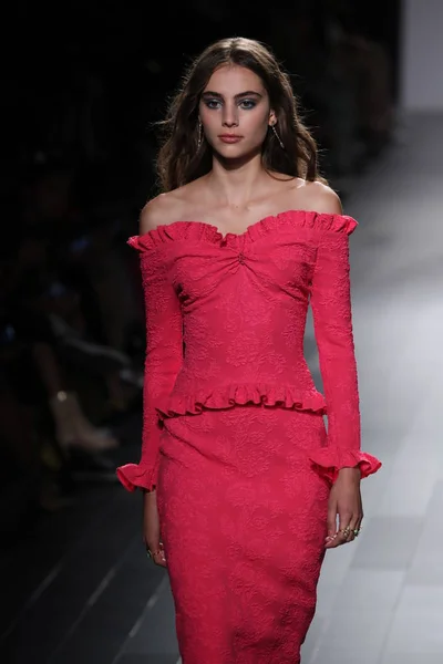 Tadashi Shoji sfilata di moda — Foto Stock