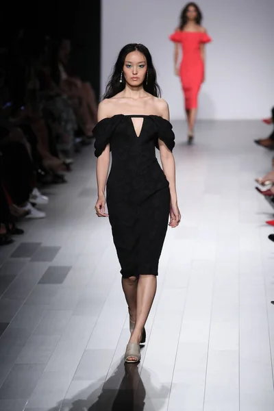 Tadashi Shoji Modenschau — Stockfoto