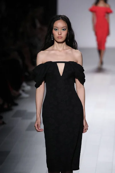 Tadashi Shoji modeshow — Stockfoto