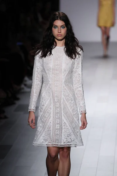 Tadashi Shoji Modenschau — Stockfoto