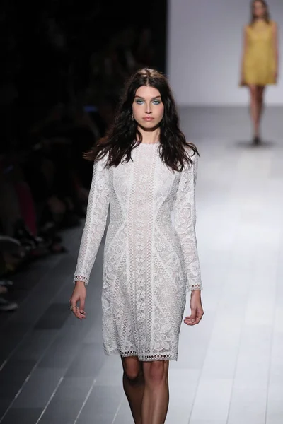 Tadashi Shoji modeshow — Stockfoto