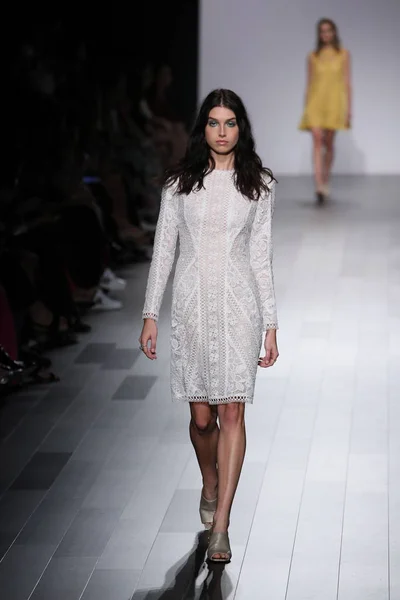 Tadashi Shoji modeshow — Stockfoto