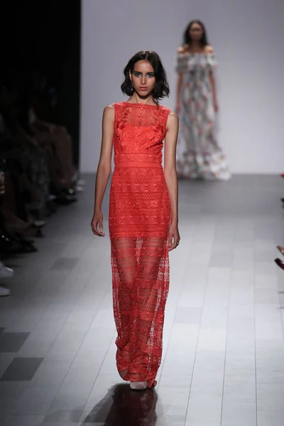 Tadashi Shoji modevisning — Stockfoto